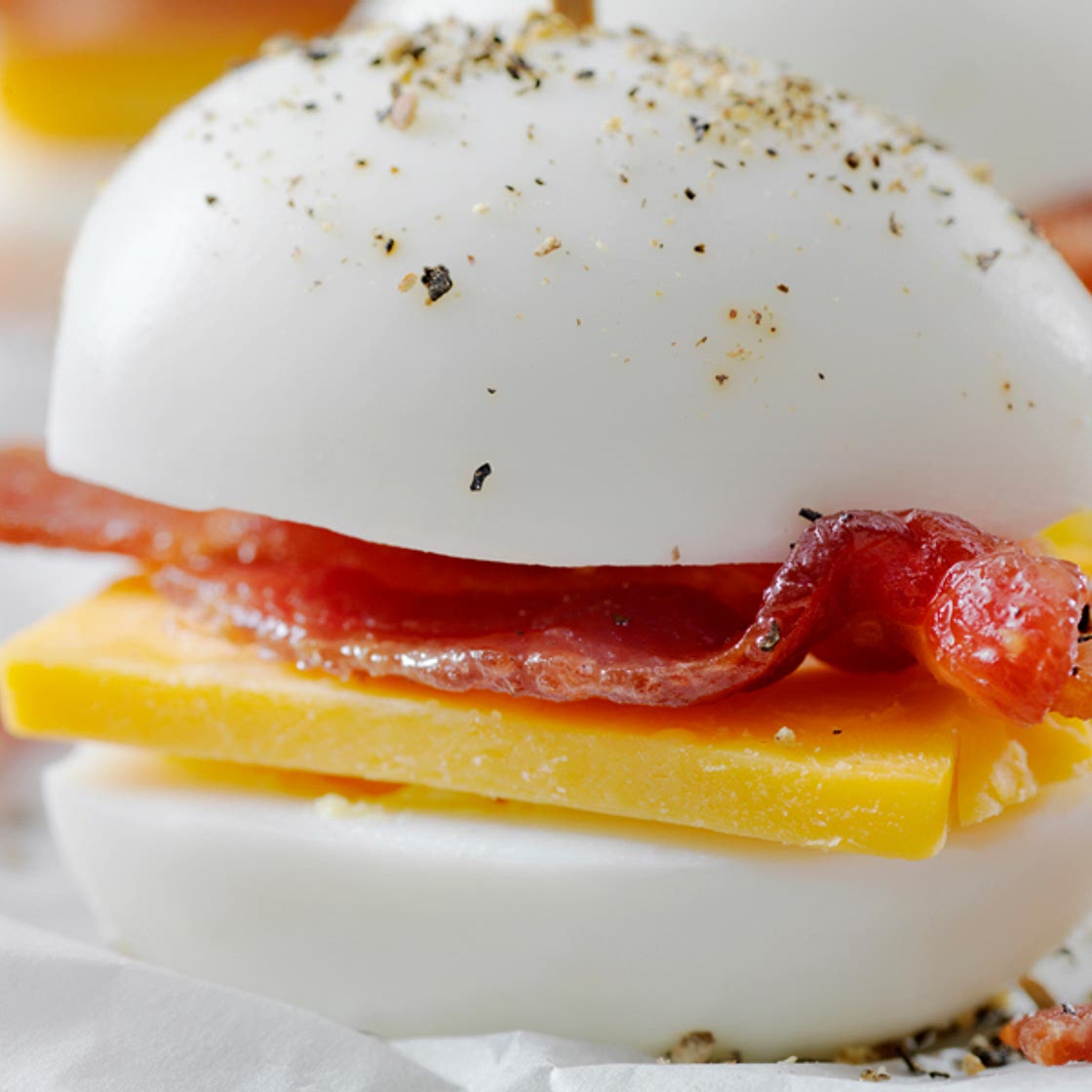 Huevos rellenos con tocino
