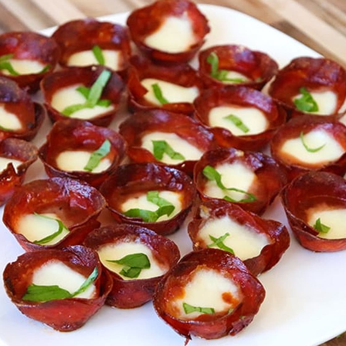 Bouchées de pizza de pepperoni pour la diète cétogène