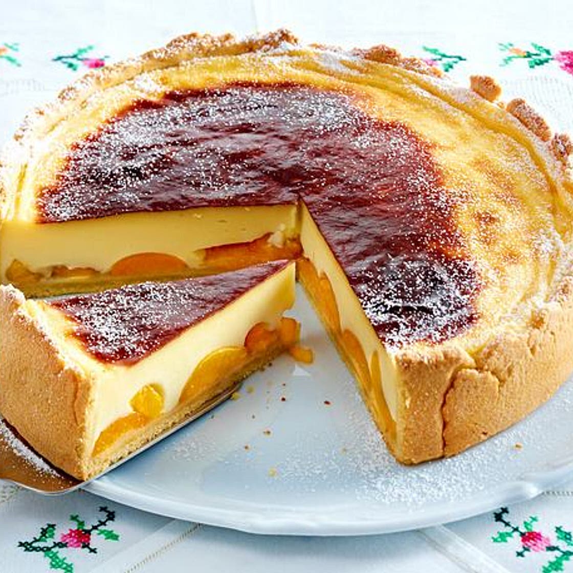 Sahniger Puddingkuchen mit Aprikosen
