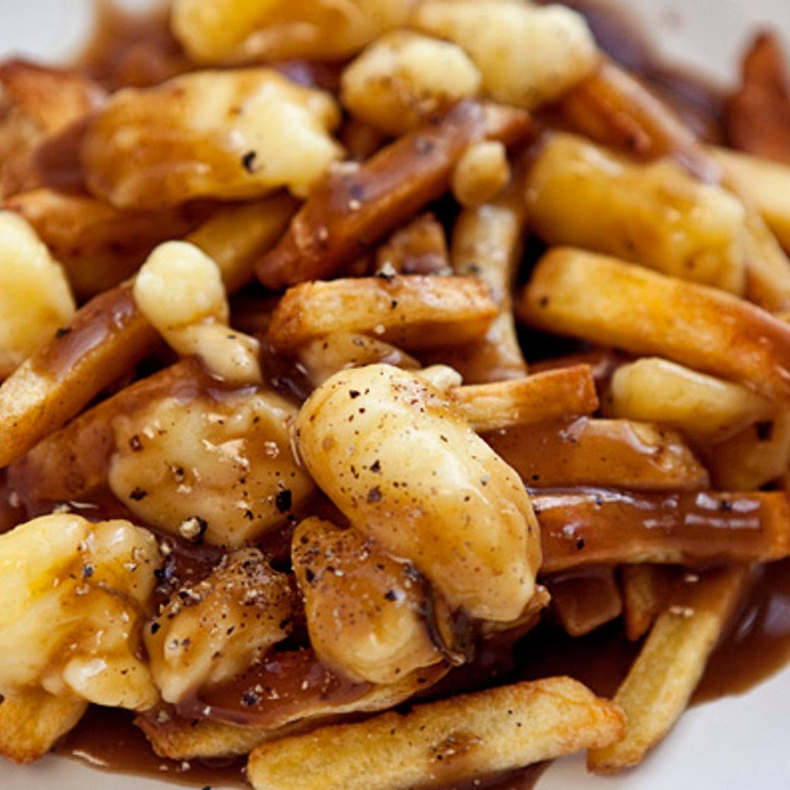 Poutine de bistrot avec une sauce à la Guinness