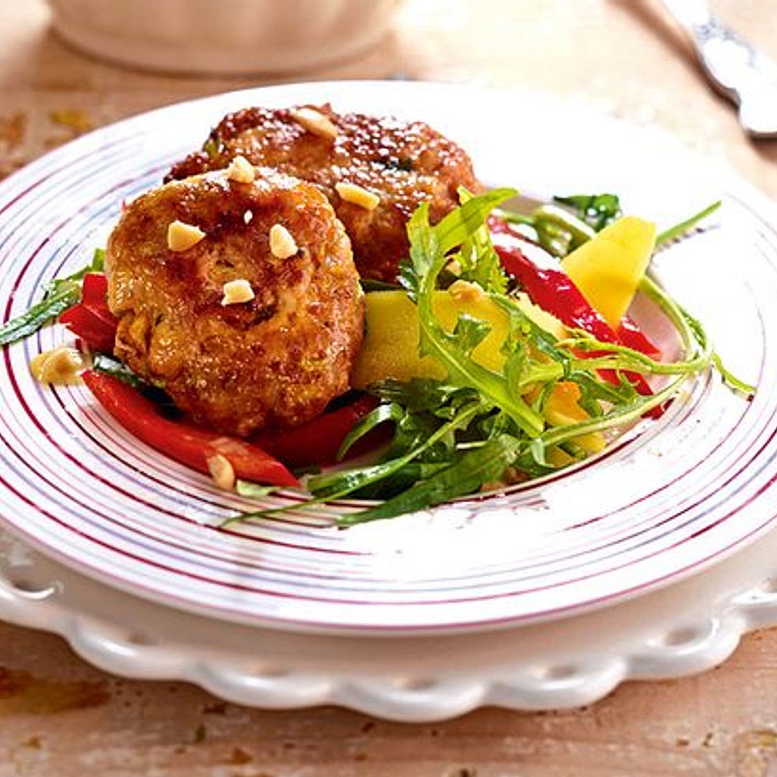 Erdnussfrikadellen „Go Nuts“ mit Mangosalat
