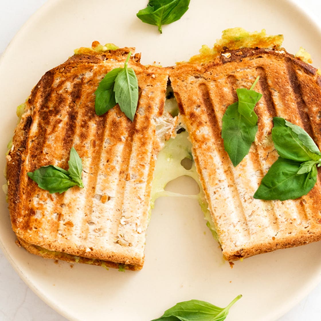 Sándwich de aguacate y tofu