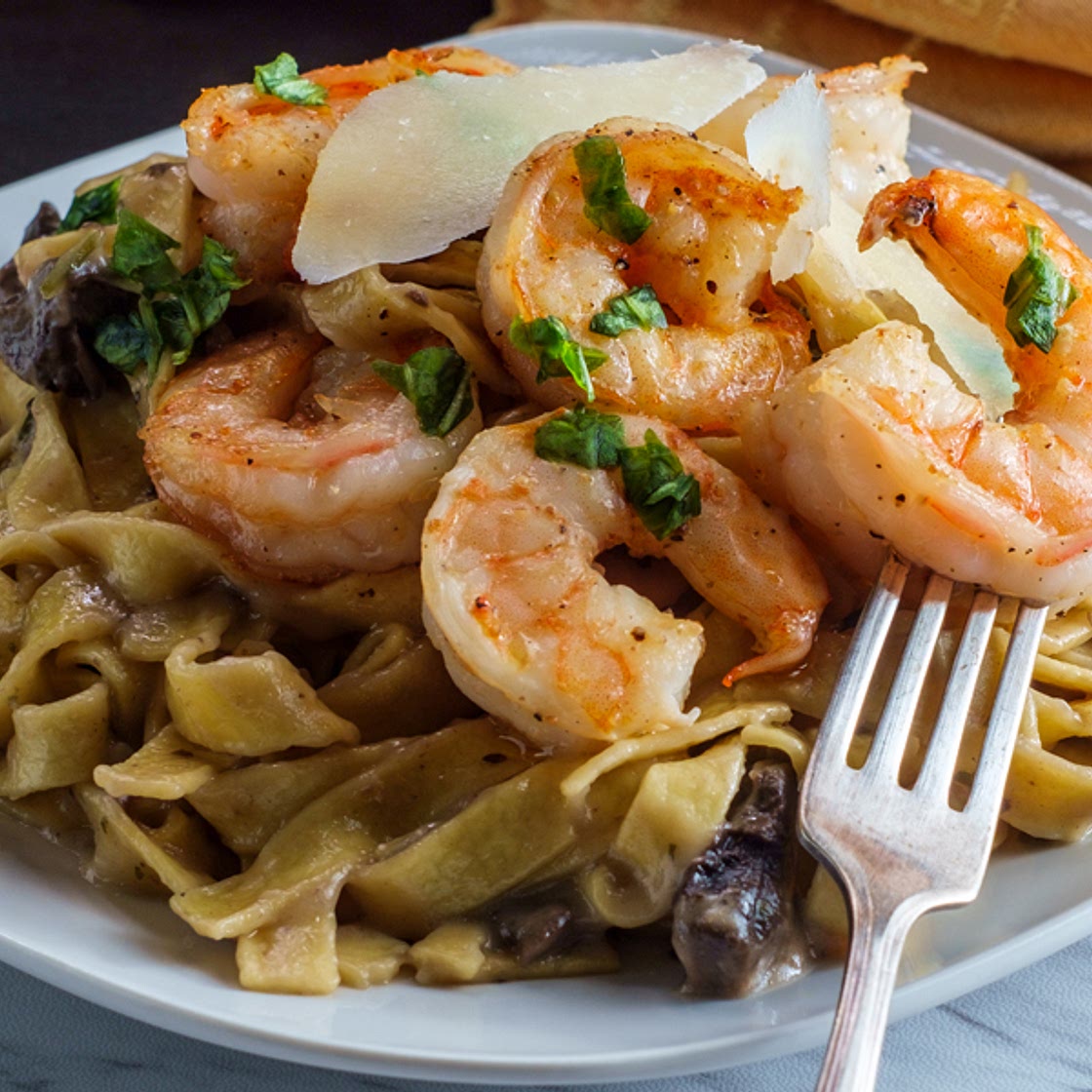 Pasta Alfredo con camarones