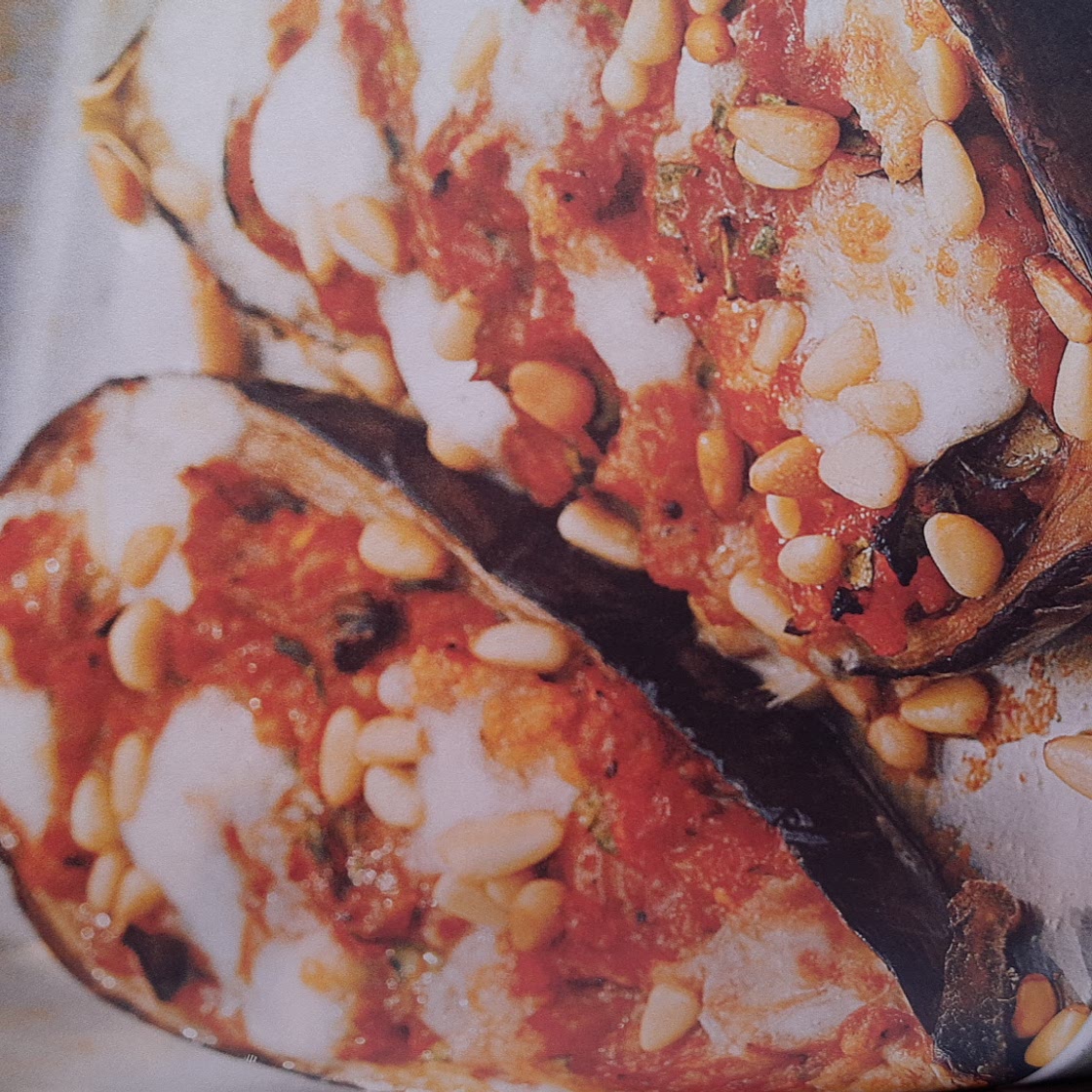 Aubergines uit de oven met tomaten, basilicum en pijnboompitten
