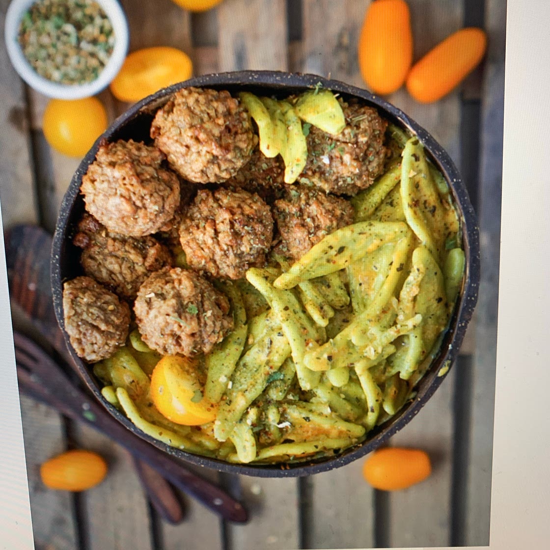 Falafel balls with spinach pasta 
