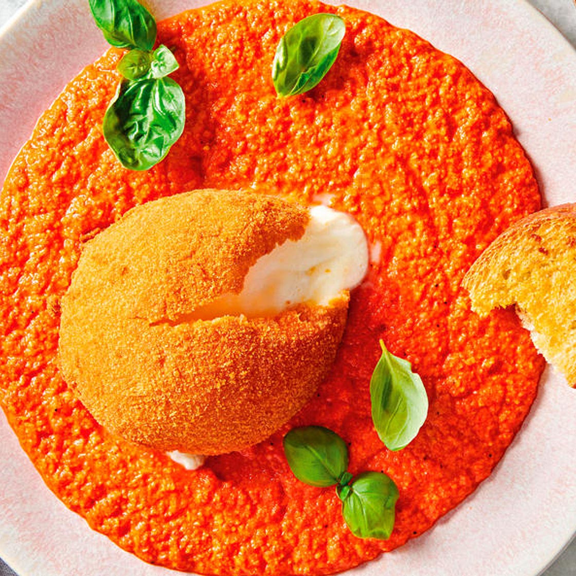 Gebackene Burrata mit Romesco-Sauce und Röstbrot