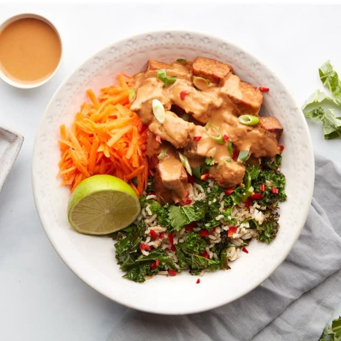 Peanut satay tempeh with chilli & crispy kale rice