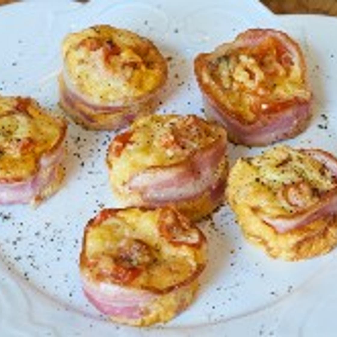 Bacon and egg breakfast muffins
