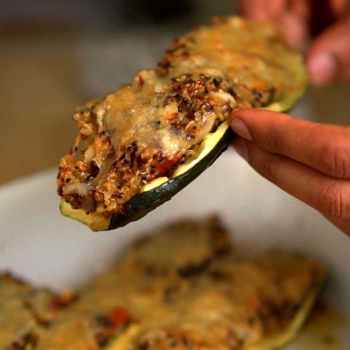 Überbackene Zucchini mit Quinoafüllung
