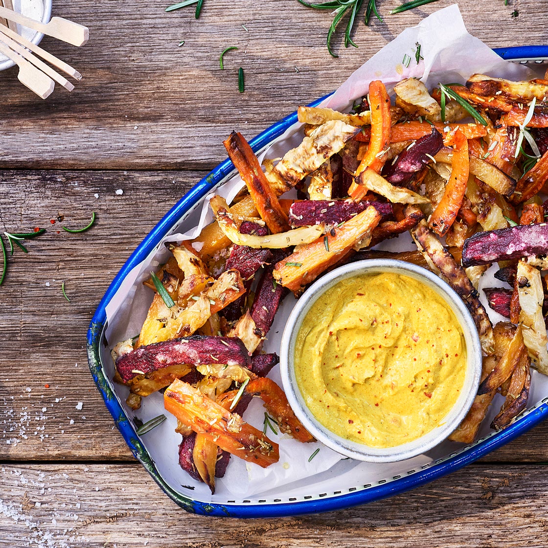 Knusprige Gemüse-Pommes aus Möhren, Süßkartoffeln und einer Parmesan-Kruste