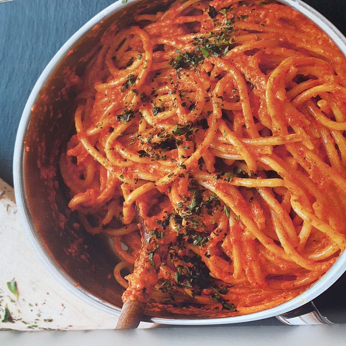 BUCATINI CON SALSA AL PEPERONI
