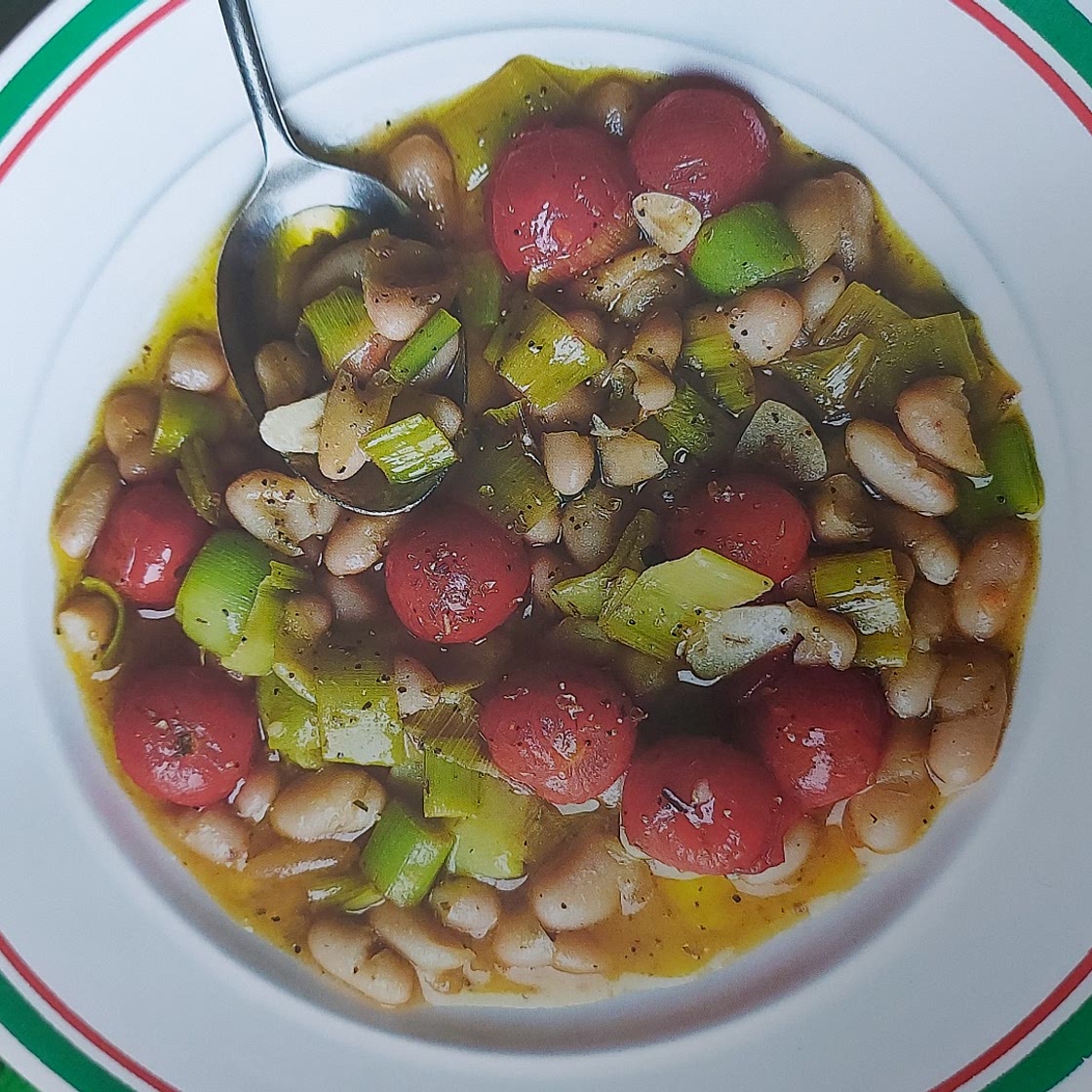 CANNELLINI BEANS WITH LEEK & TOMATOES