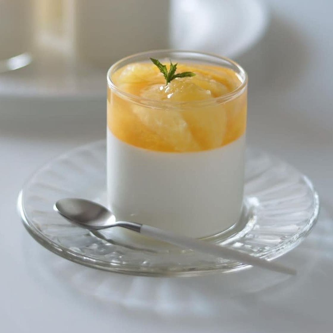 Panna cotta com geleia de fruta fresca
