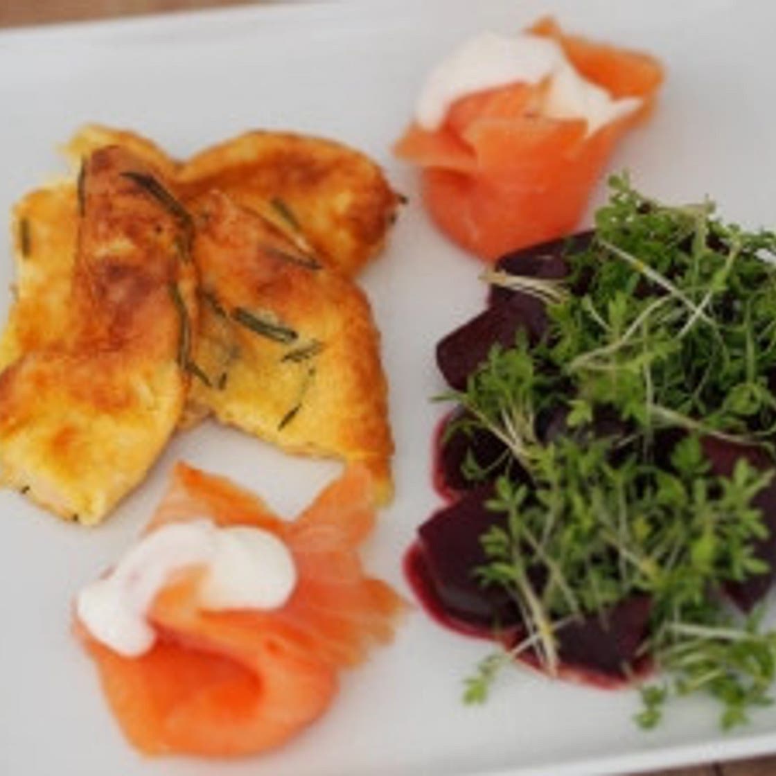 Yorkshirepudding mit Räucherlachs und Rotebeete Salat