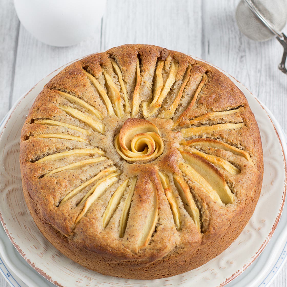 Torta di mele vegan senza glutine alle mandorle e grano saraceno