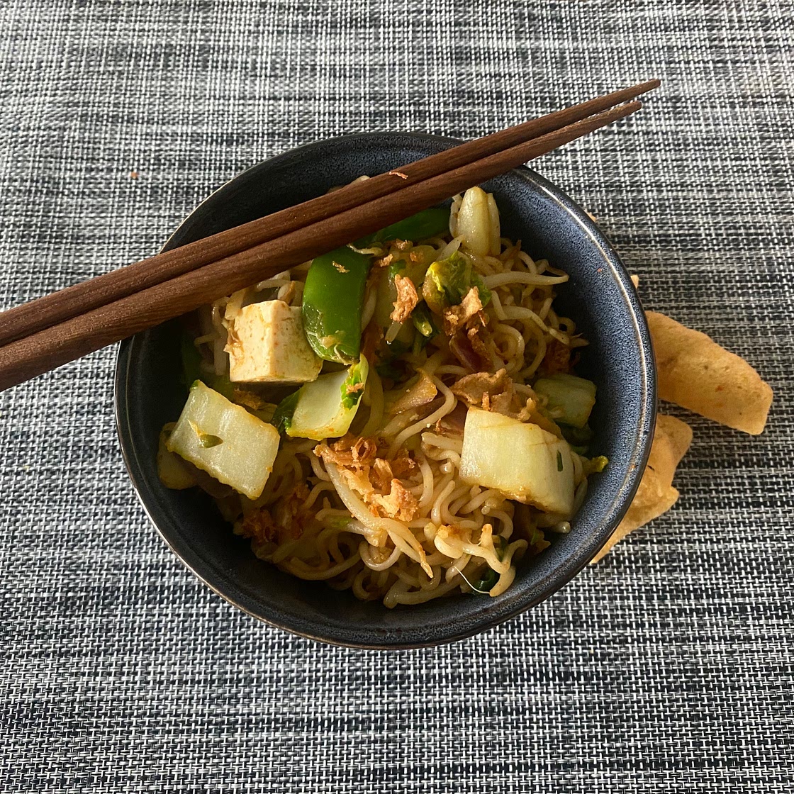 Vegetarische wok met tofu, thaise groentemix en noodles