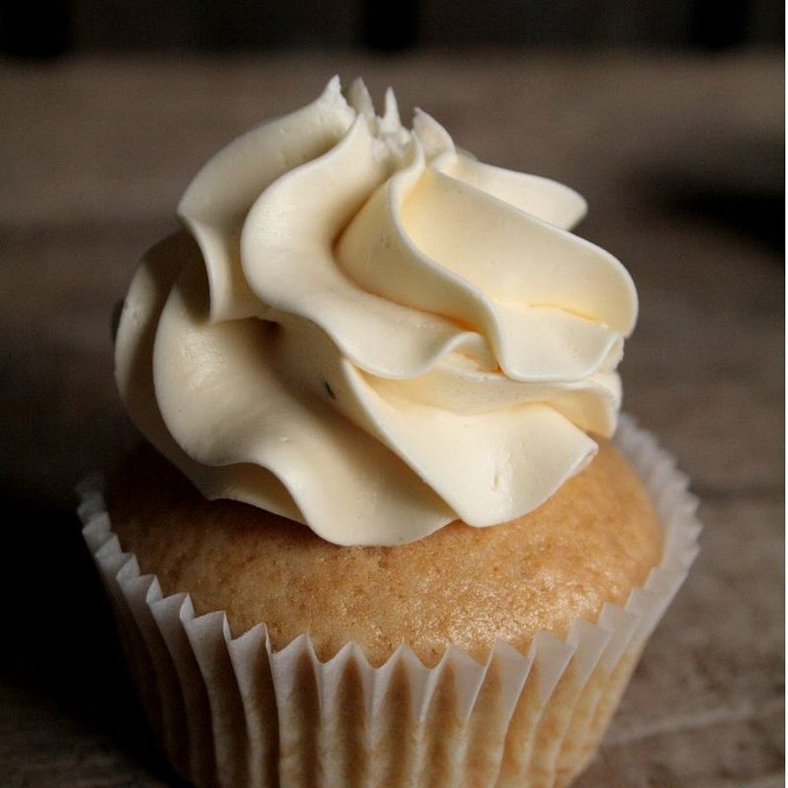 Simple Chocolate and Vanilla Cupcakes