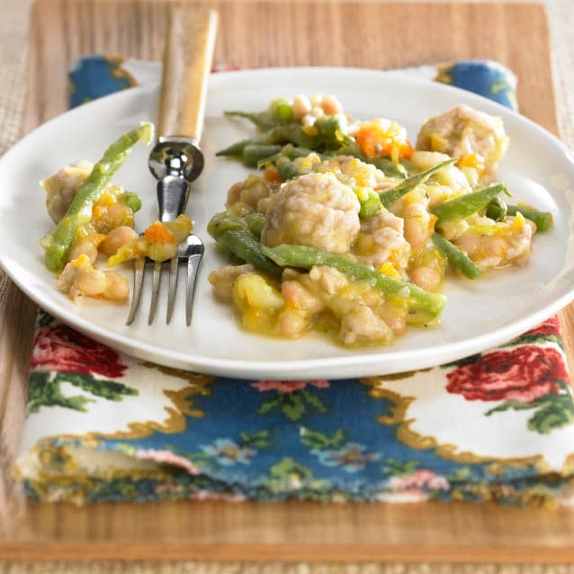 Bean stew with meatballs