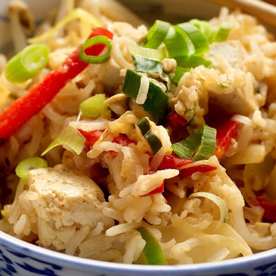Wok épicé au riz et au tofu