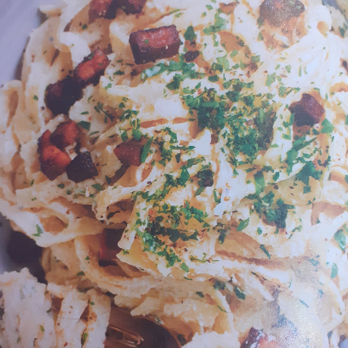 Vegan carbonara with tofu bacon