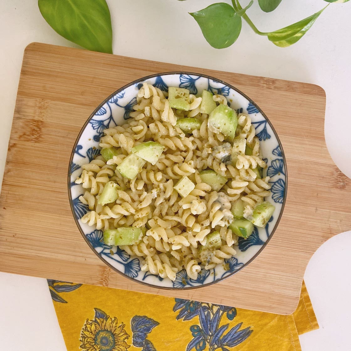 Salade de pâtes au pesto avec concombre et roquefort 🥒🧀