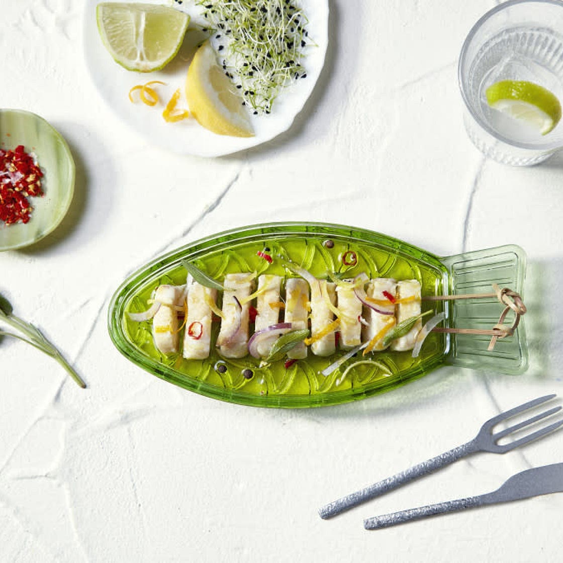 Brochetas de merluza con salvia y cítricos