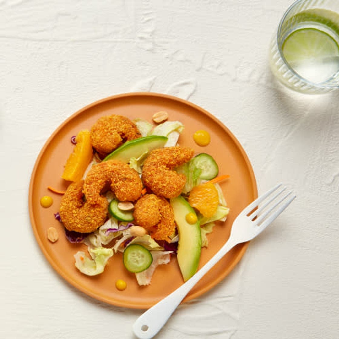 Ensalada de langostinos crunchy con aguacate y naranja