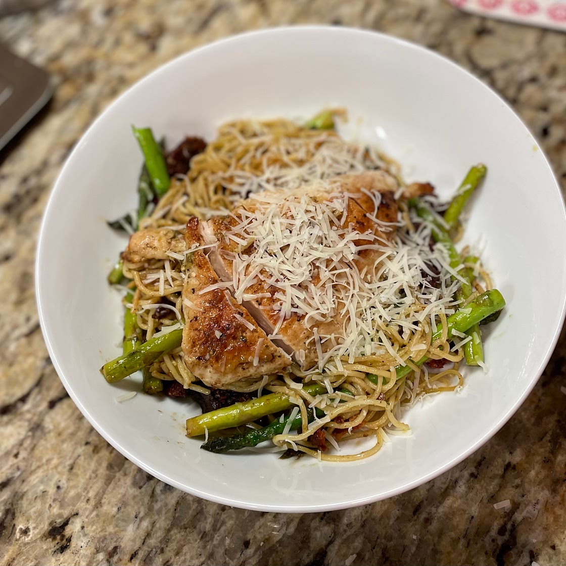 Chicken w/sundried tomatoes, pesto, and asparagus 