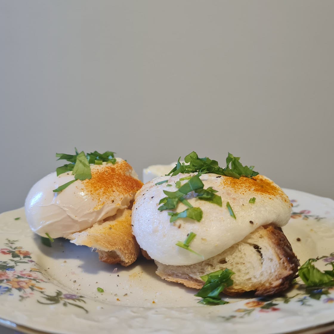 Magic breakfast ( poached eggs)