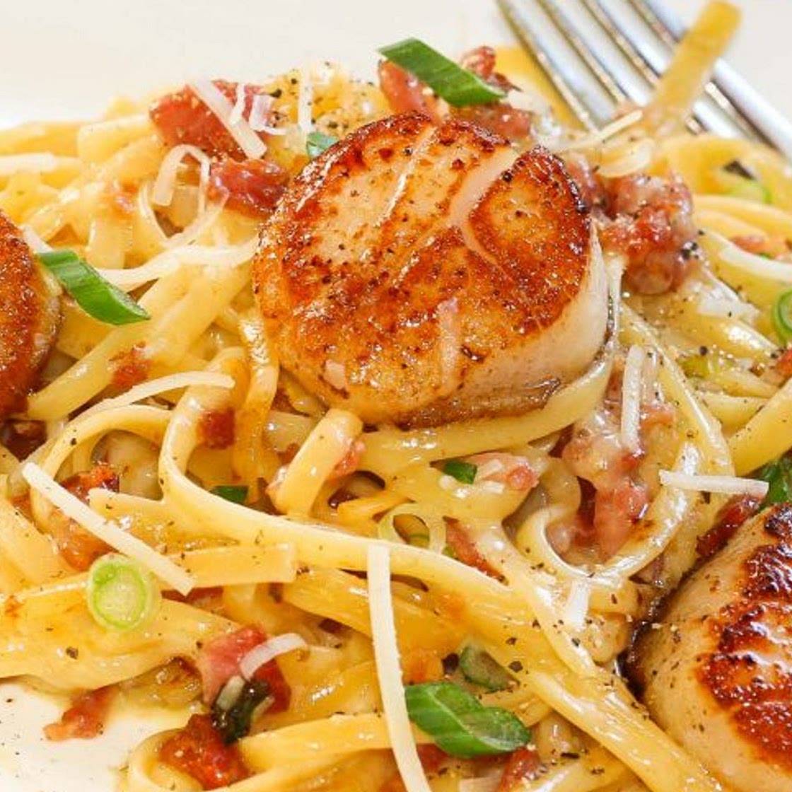 Linguine aux pétoncles dans une sauce carbonara