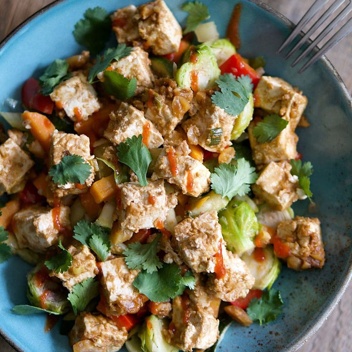 Bunte Gemüse-Bowl mit Erdnuss-Tofu