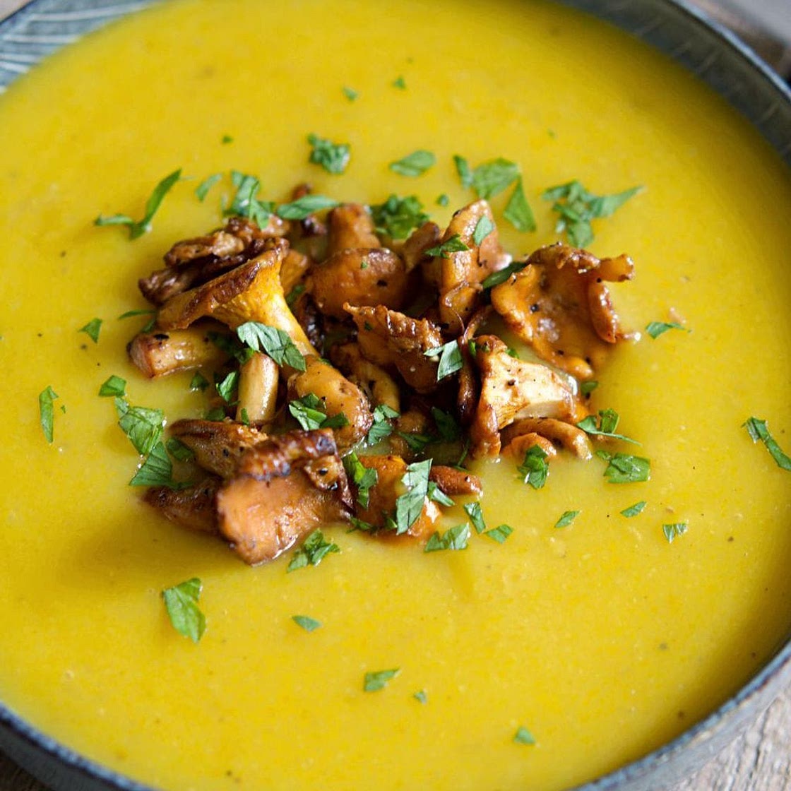 Kartoffel-Kurkuma-Suppe mit gebratenen Pfifferlingen