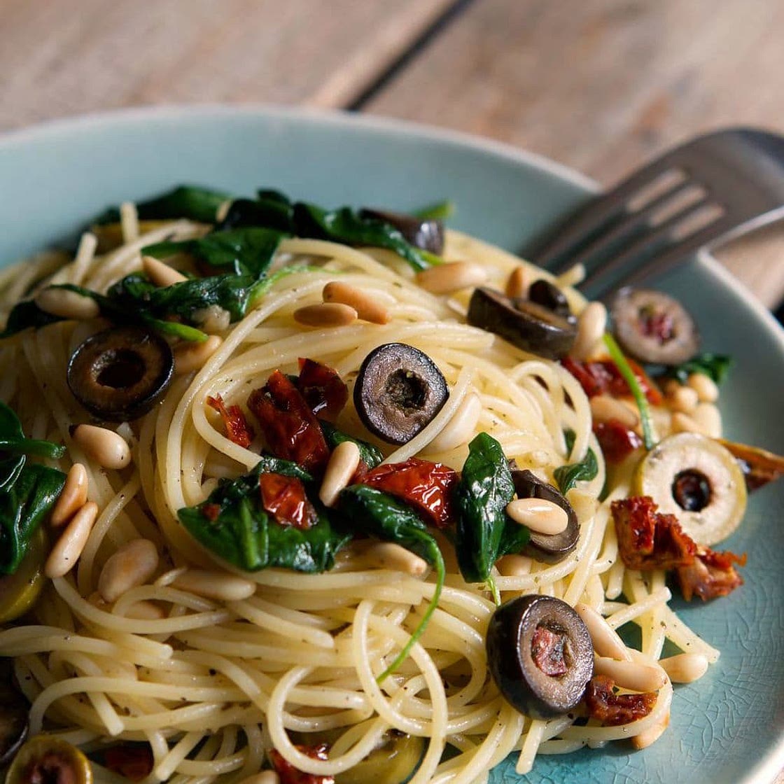 Spaghetti with Olives, Spinach and Dried Tomatoes