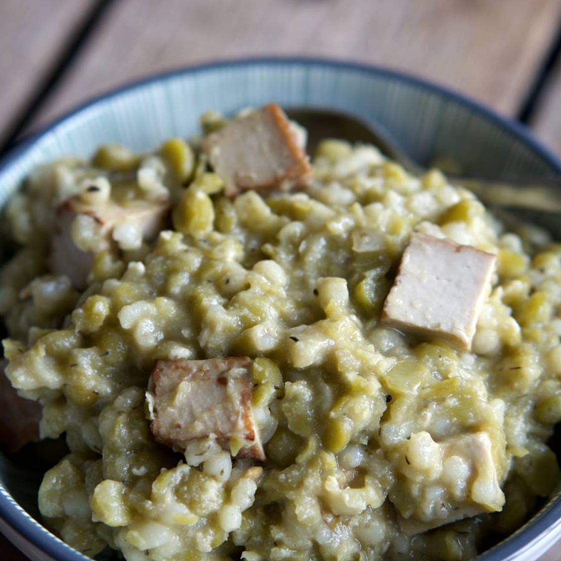 Deftiger Erbsen-Eintopf mit Graupen und Räuchertofu