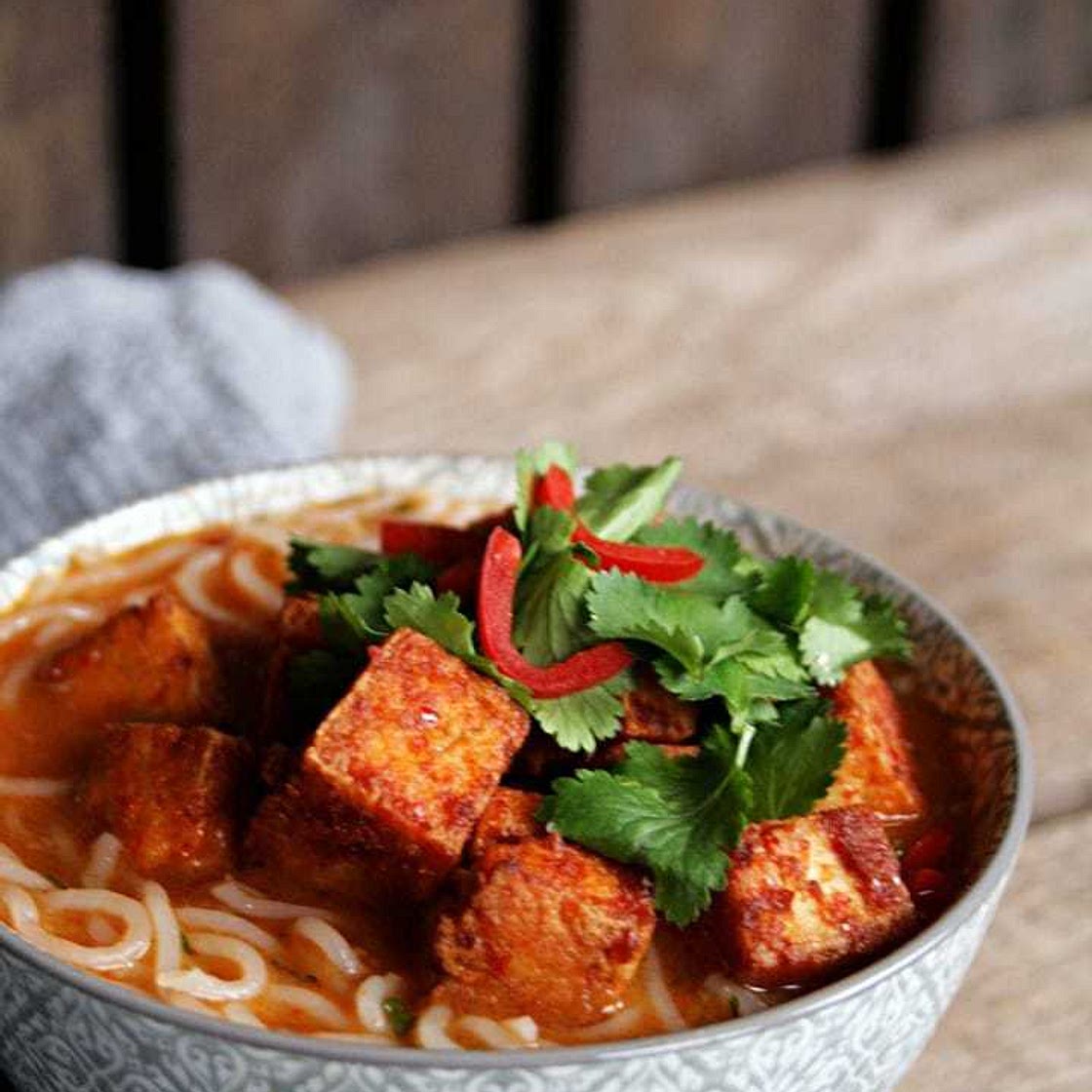 Thai-Curry-Nudelsuppe mit würzigem Tofu