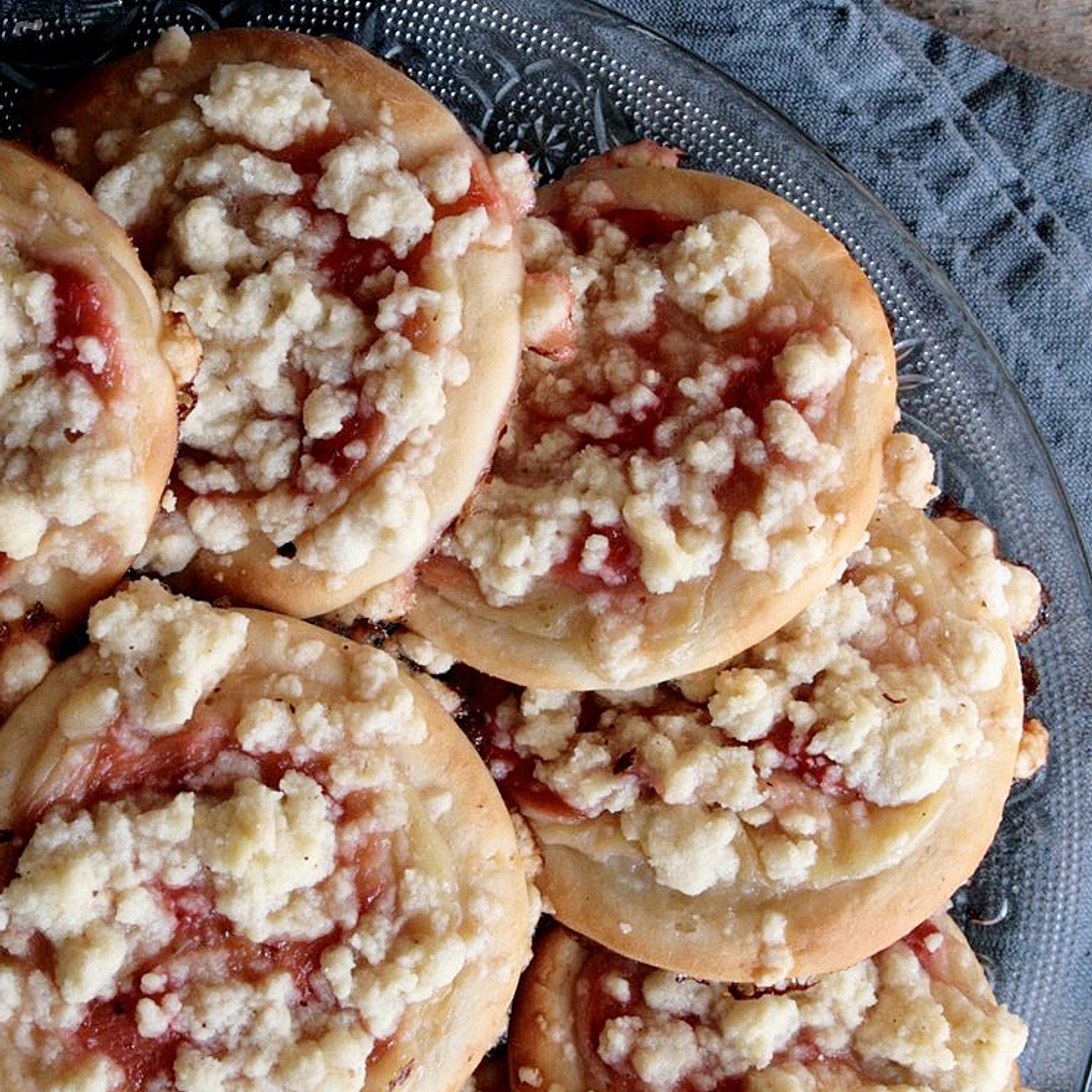 Pudding Streusel Cakes with Strawberries and Rhubarb