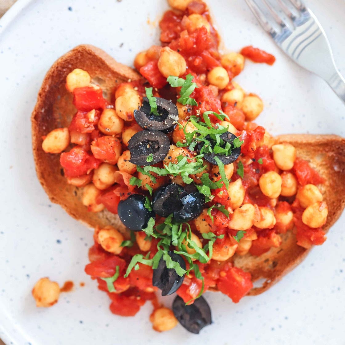 Griekse kikkererwten op toast - vegan lunch