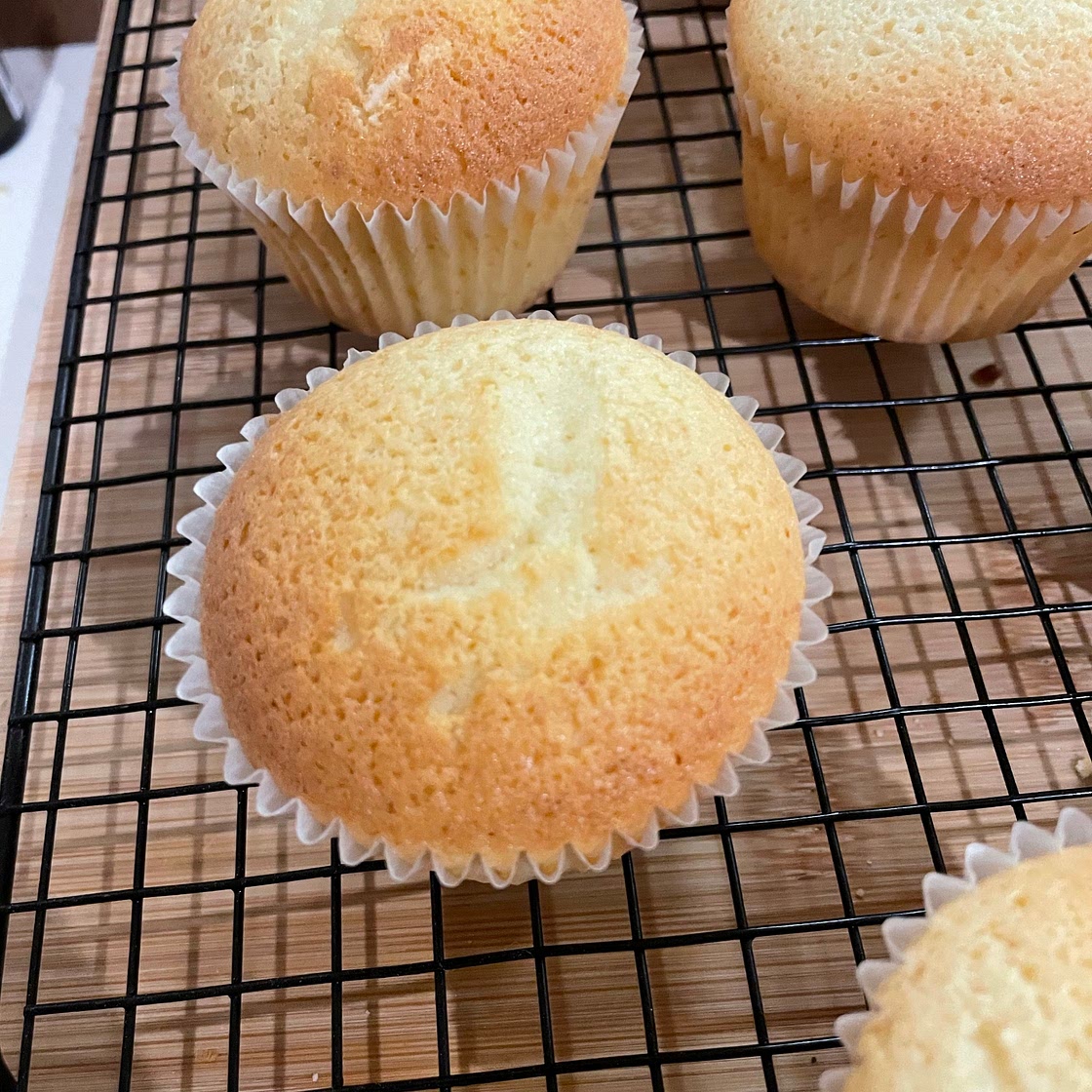 Vanilla Cupcakes - stays moist 4 days!!