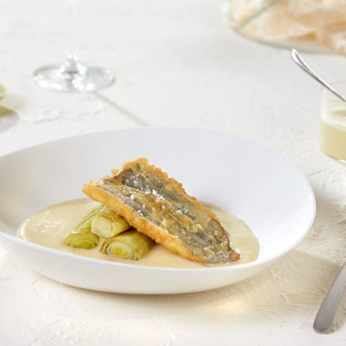 Bacaladillas rebozadas con puerro asado y vichyssoise de manzana y coliflor
