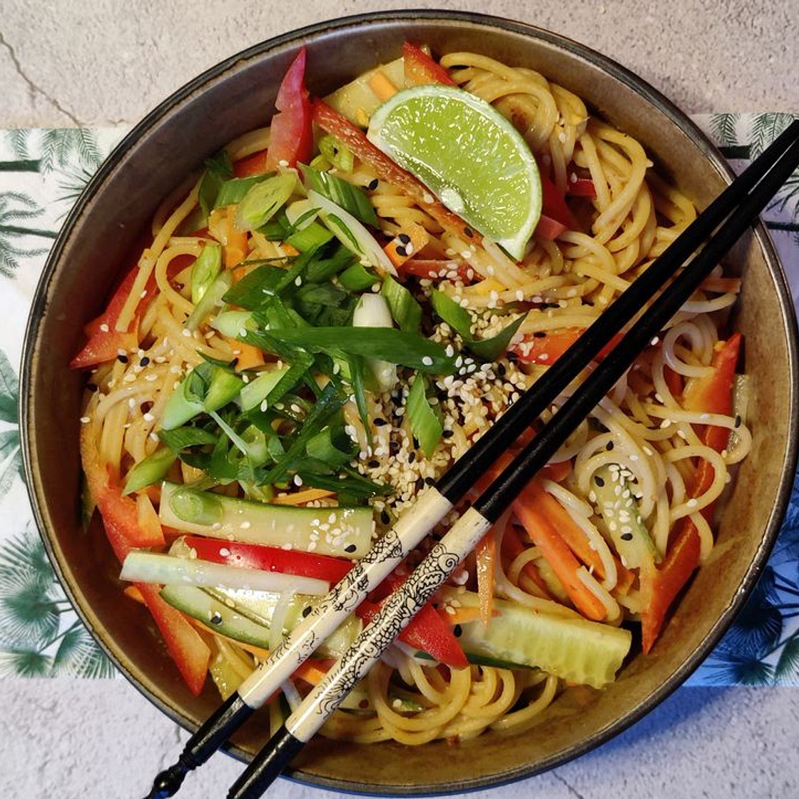 Günstig und lecker: Asiatische Nudeln mit Erdnussbutter-Knoblauch-Soße – für 2,80 Euro