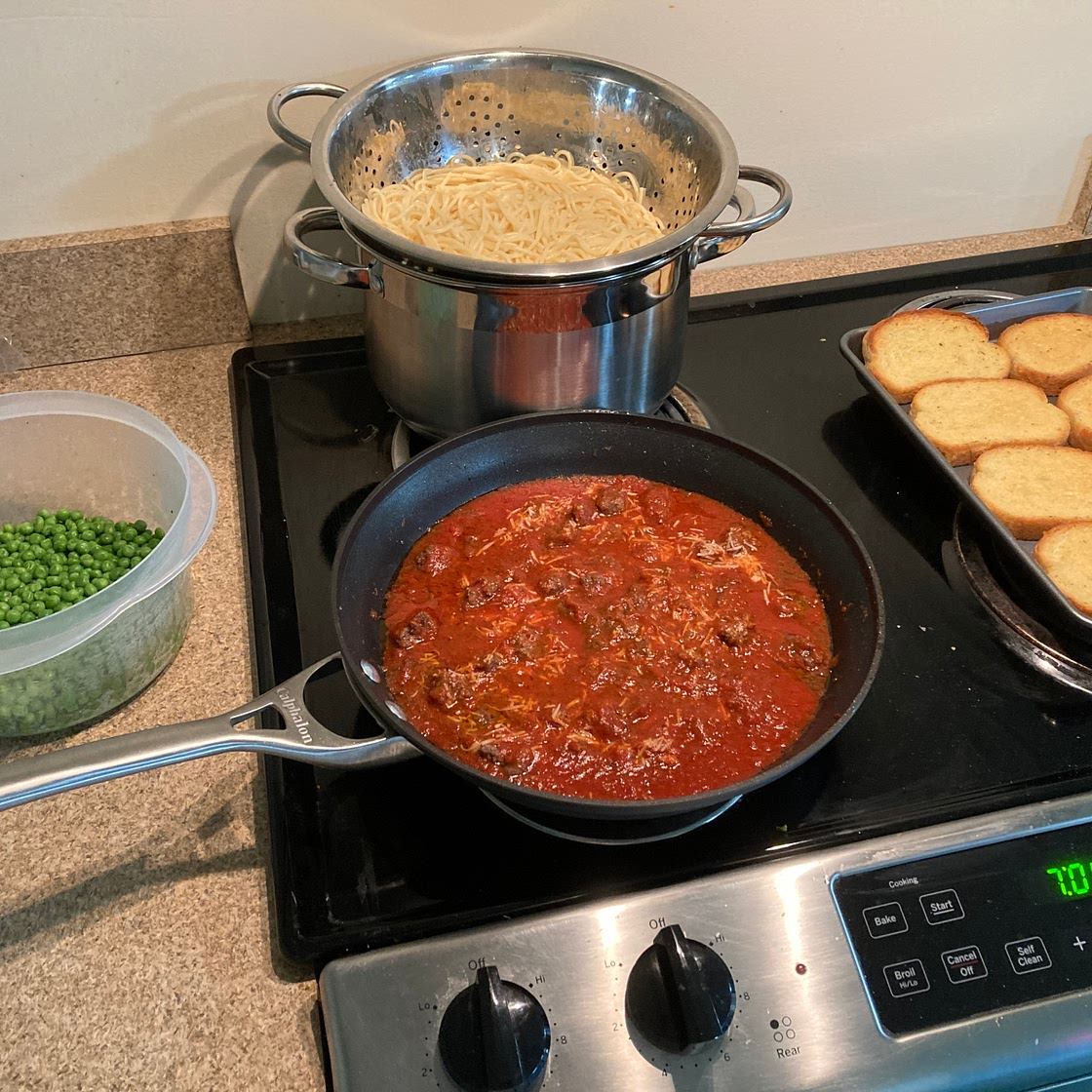 Spaghetti with meat sauce and Texas toast and veggies