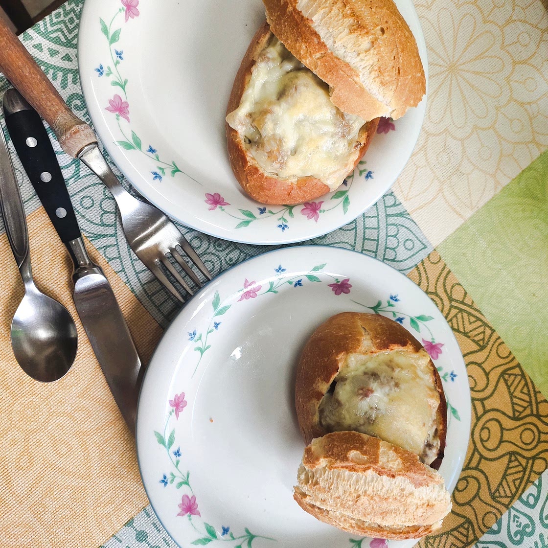 Gefüllte Mett-Brötchen