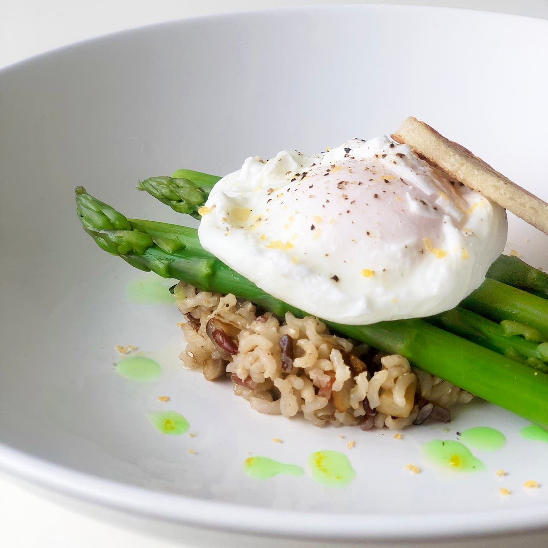 Poached egg with wild rice and asparagus