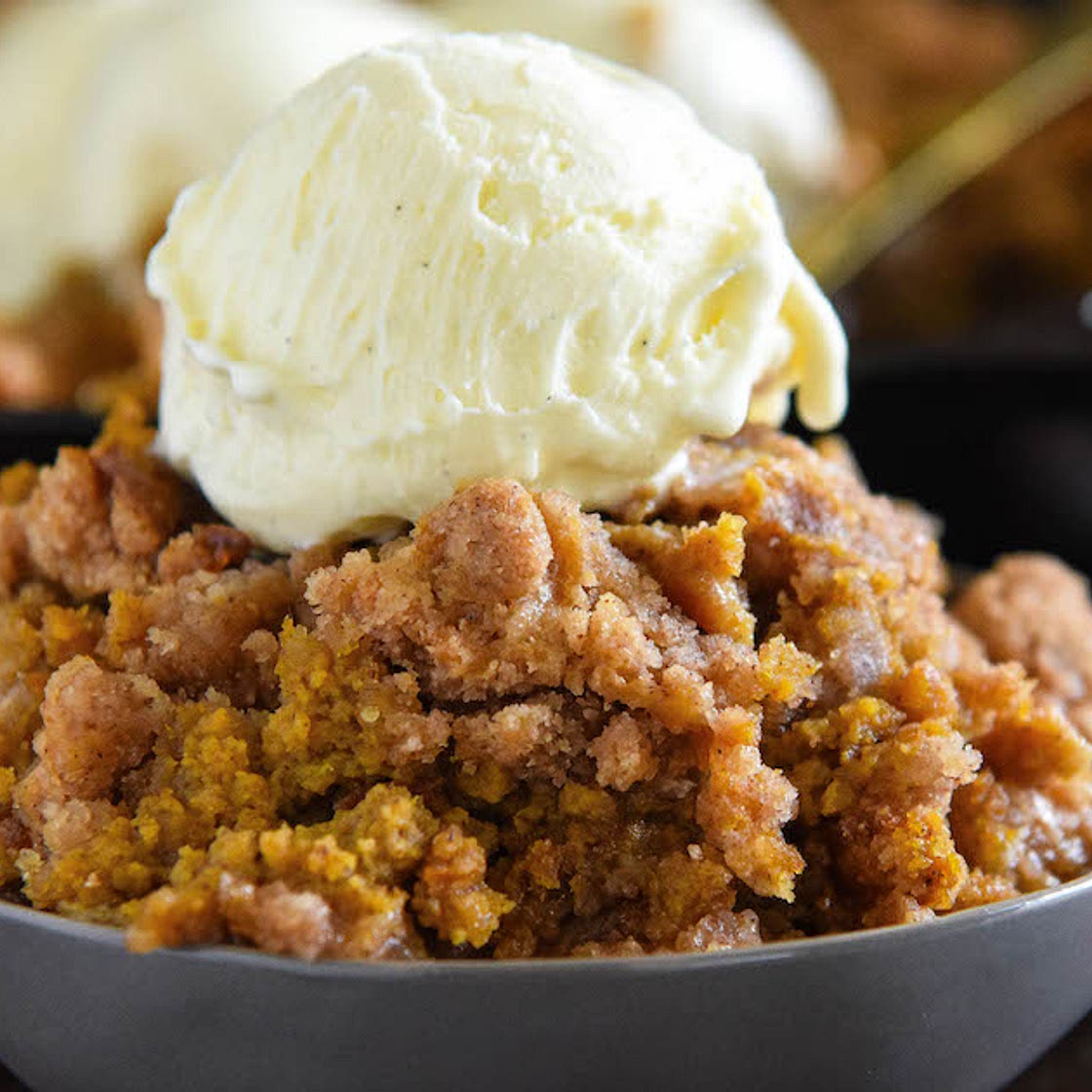 Pumpkin Pie Crisp with pumpkin pie filling & a cinnamon streusel top!