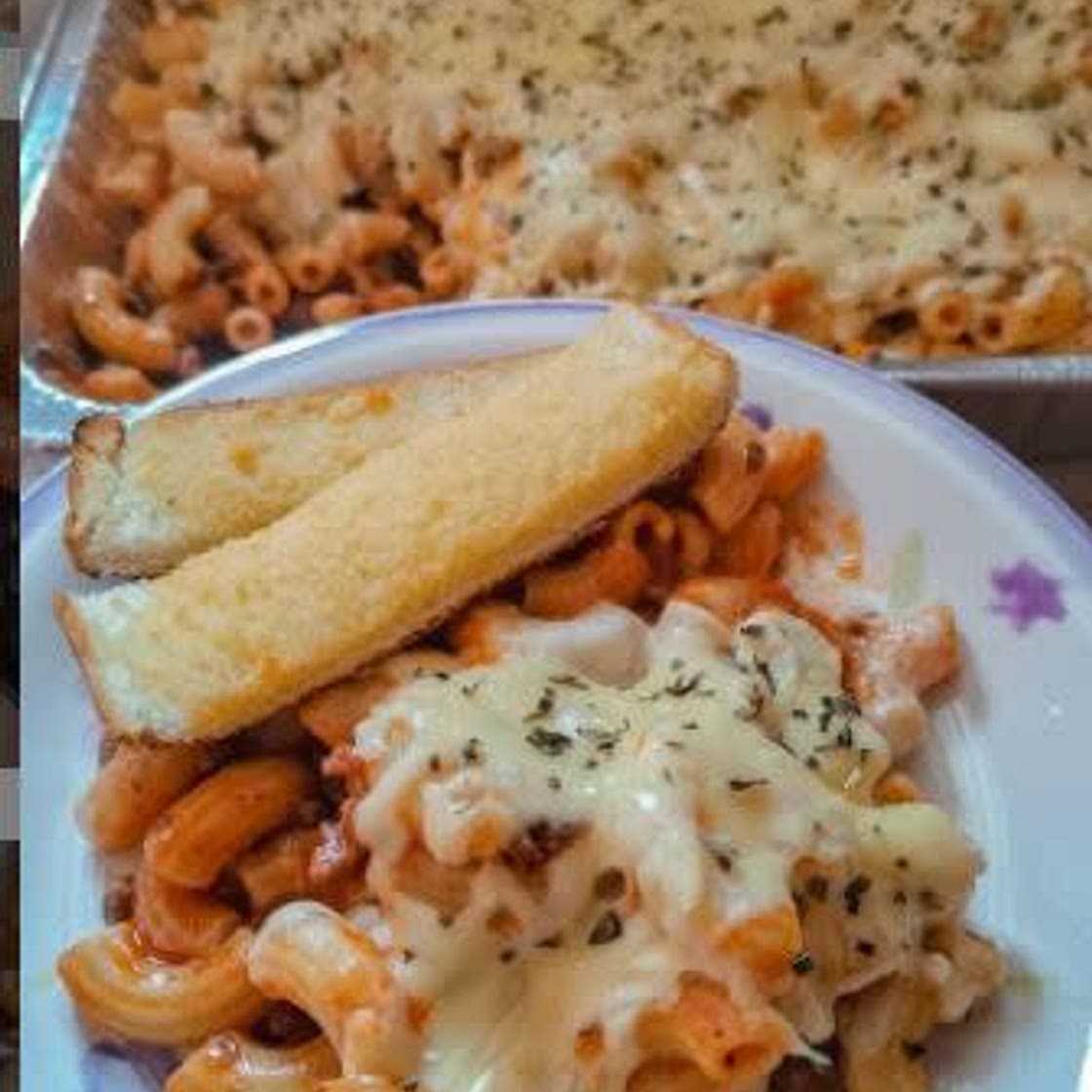 Meaty Baked Mac w/ Garlic Parmesan Toast