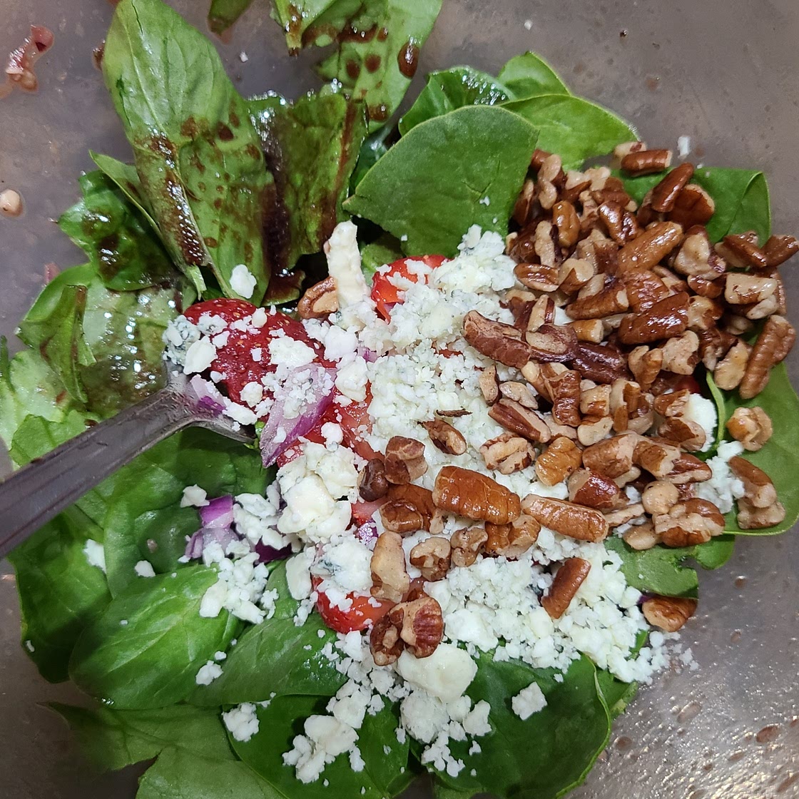Pomegranate stawberry spinach salad