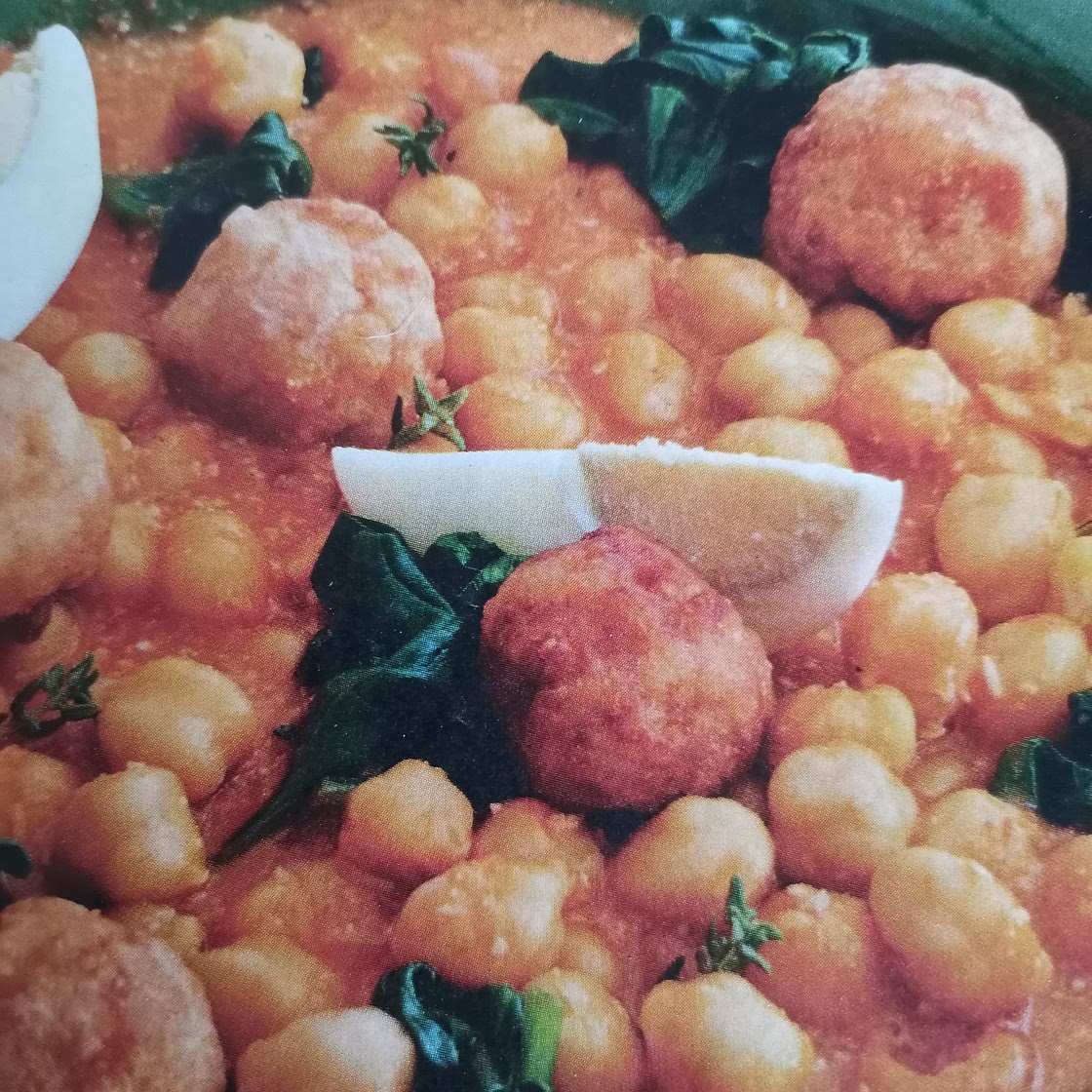 Estofado de garbanzos y albóndigas de pollo