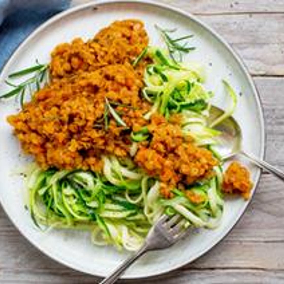 Zucchini-Nudeln mit Linsenbolognese