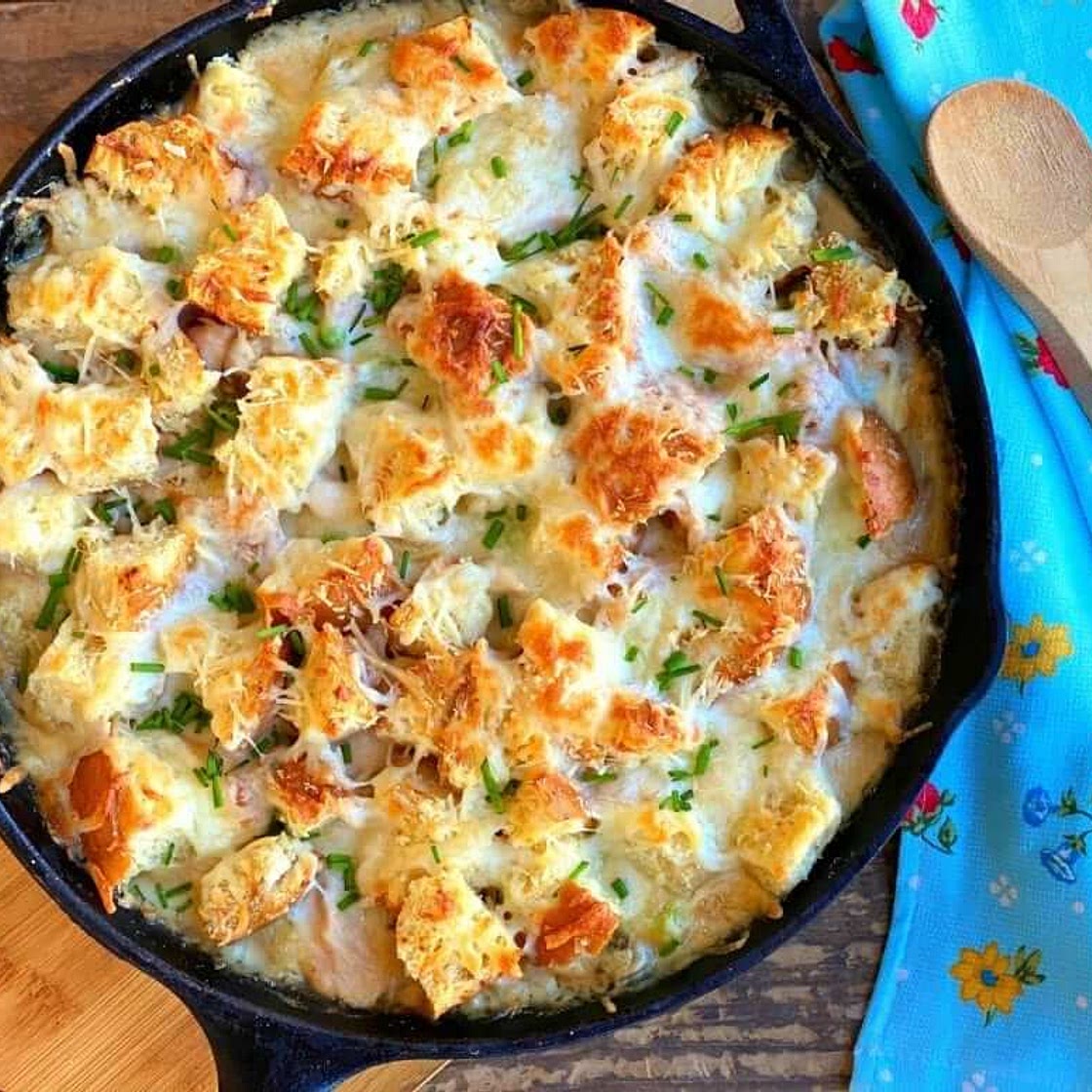 DELICIOUS GARLIC BREAD CHICKEN POT PIE - Lou Lou Girls