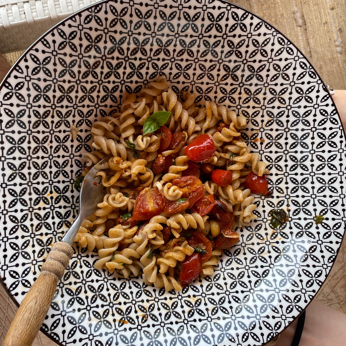 Pasta with garlic, almonds and tomatoes